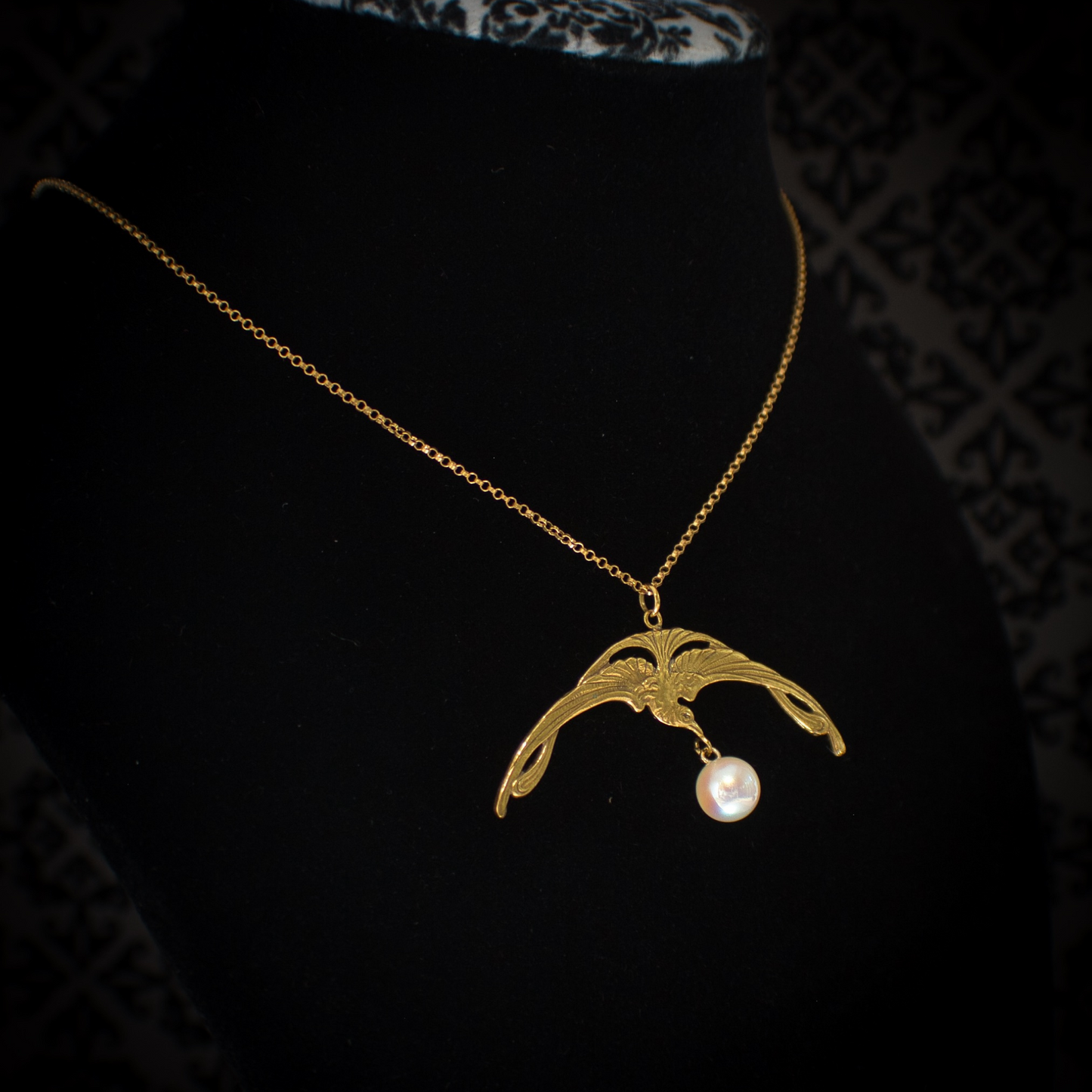 ART NOUVEAU CRANE WITH A PEARL NECKLACE