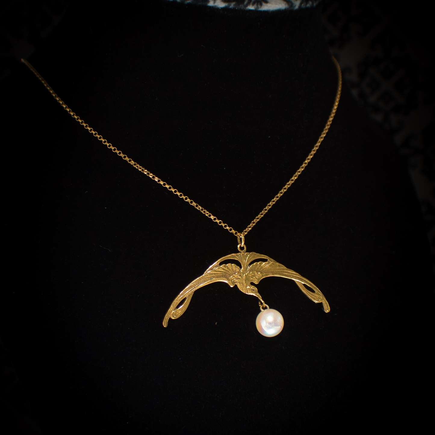 ART NOUVEAU CRANE WITH A PEARL NECKLACE