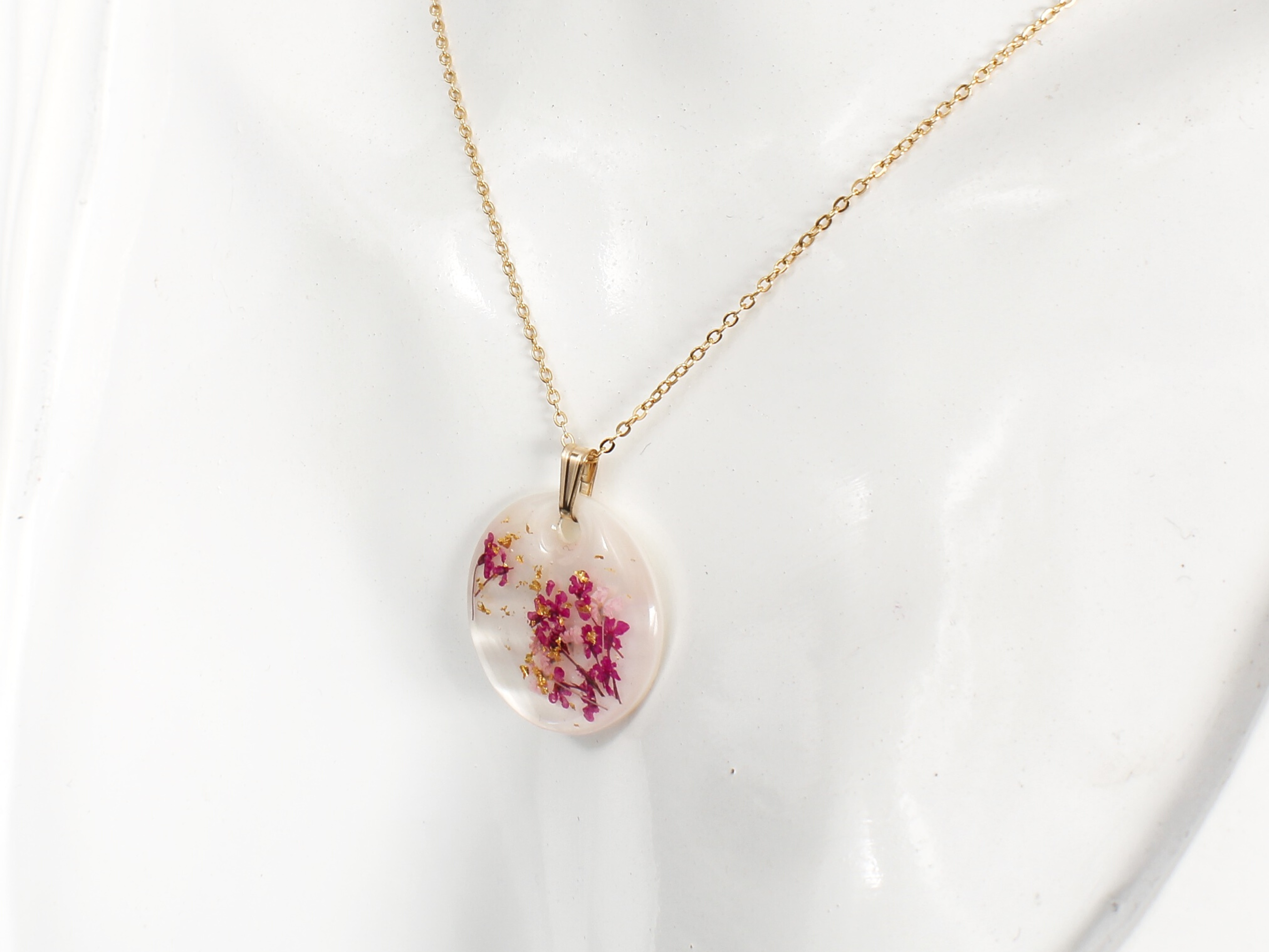 Alloy Bohemian Natural Dried Flower Transparent Round Resin Necklace,  Packaging Type: Box at Rs 92.25/piece in New Delhi